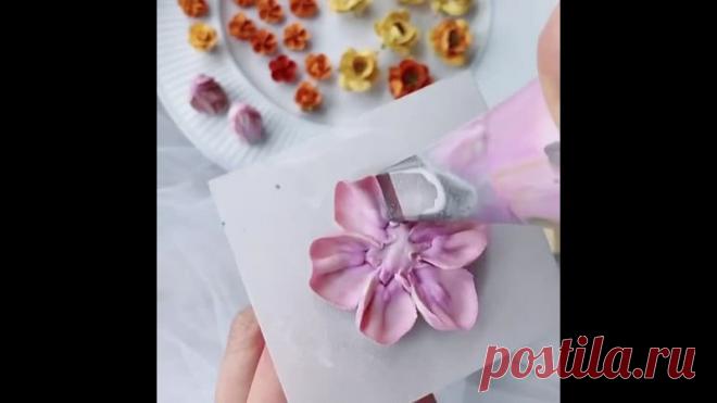 Идеальный кремовый Цветок выполненный в корейской технике 

Сегодня для Вас подробная видео инструкция по созданию кремового Цветка  от кондитера @sugar_flowers_studio  Сохраняйте в Закладки  и давайте приятно удивлять 
⠀
Результат понравился?
⠀
P.S Все рецепты вы сможете найти по хештегу #школагдеторт_рецепт. Подписывайтесь на хештег, чтобы не потерять 

#whitecake #desserts #bakinglove #pastryschool #cakestyle