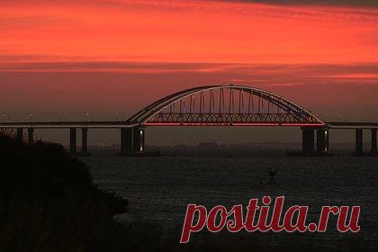 В небе над Керчью раздалась серия взрывов. В небе над Керчью раздалась серия взрывов. Об этом сообщает Telegram-канал SHOT. По словам местных жителей, они услышали минимум девять взрывов в районе Аршинцево и поселка Войково. Кроме того, сообщается о временной приостановке проезда по Крымскому мосту. Официального подтверждения происшествию пока нет.