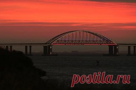 В небе над Керчью раздалась серия взрывов. В небе над Керчью раздалась серия взрывов. Об этом сообщает Telegram-канал SHOT. По словам местных жителей, они услышали минимум девять взрывов в районе Аршинцево и поселка Войково. Кроме того, сообщается о временной приостановке проезда по Крымскому мосту. Официального подтверждения происшествию пока нет.