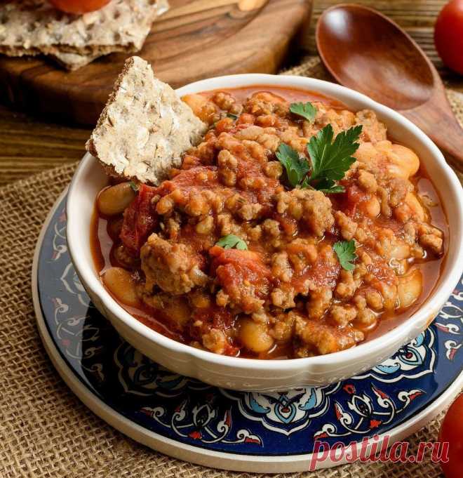 Чили кон карне или в переводе чили с мясом получается острым и пряным.