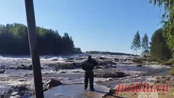 Глава Карелии рассказал о ситуации на месте прорыва на Беломорканале. После размыва временной дамбы на Беломорско-Балтийском канале (ББК) все необходимые резервы были переведены в режим готовности. Об этом сообщил глава Республики Карелия Артур Парфенчиков в своем Telegram-каналее. "Техники ...