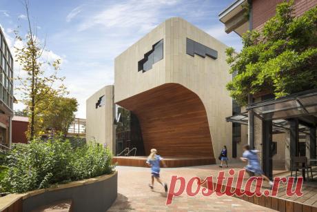 Какие школы строят в Австралии | Чёрт побери Новая школа для девочек в Австралии расположена в городе Мельбурне. Проект площадью 3 тыс. квадратных метров выполнен архитектурной компанией Woods Bagot. Дизайн классных кабинетов уходит от традиционной обстановки в пространстве и сосредотачивает внимание на индивидуальном подходе к учащимся. Здание имеет сложную скульптурную форму и два крыла. Движение вокруг основного объёма было спроектирован таким образом, чтобы помогать ес...