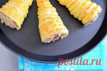 ​Закусочные слоеные трубочки Ингредиенты:Тесто слоеное &mdash; 200-250 гФарш куриный &mdash; 200 гСыр твердый &mdash; 50 гЛук репчатый &mdash; 1 шт.Томаты вяленые, грибы или морковь &mdash; по вкусуМасло растительное &mdash; для жаркиСоль &mdash; по вкусуПерец черный свежемолотый &mdash; по вкусуДля соуса:Молоко...