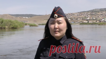 Сотрудницу полиции из Бурятии наградили за спасение тонувшего ребёнка. Министр внутренних дел России Владимир Колокольцев наградил начальника отделения по вопросам миграции ОМВД по Заиграевскому району Республики Бурятия Елену Мотькинову, которая спасла тонувшего трёхлетнего ребёнка. Читать далее