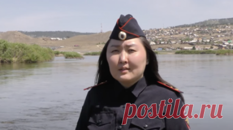 Сотрудницу полиции из Бурятии наградили за спасение тонувшего ребёнка. Министр внутренних дел России Владимир Колокольцев наградил начальника отделения по вопросам миграции ОМВД по Заиграевскому району Республики Бурятия Елену Мотькинову, которая спасла тонувшего трёхлетнего ребёнка. Читать далее