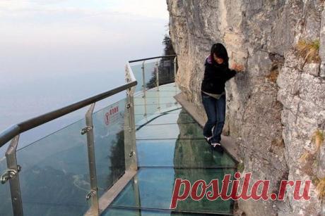 Любите адреналин, вам прямая дорога в Китай, там вас ждет удивительная стеклянная тропа страха. Ее общая длинна составляет 60 метров, высота над пропастью 1430 метров. Незабываемые впечатления просто обеспечены. А теперь представьте себе, как сложно нанять обслуживающий персонал, работа уборщика может быть опасной для жизни.