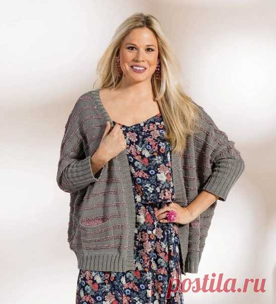 Вязаный жакет Plus Size с цельновязанным рукавом

Размеры: 42/44 (46/48) 50/52 (54/56)

Размеры российские: 48/50 (52/54) 56/58 (60/62)

Вам потребуется: 600 г серой пряжи (100% хлопка; 104 м/50 г) и 150 г красно-белой двухцветной пряжи (54% хлопка, 46% полиэстера; 85 м/50 г); круговые спицы № 4.

Внимание: жакет вязать на круговых спицах рядами в прямом и обратном направлении.

Техника вязания.
Резинка: число петель кратно 4 + 2 кром. Лицевые ряды: кром., попеременно 2 ли...