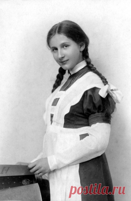 Лица минувшей эпохи: 22 ретро портрета русских гимназисток из 1900 года Эти строгие, благородные девушки — само очарование.
1. Ученица Харьковской 2-ой гимназии

 

Гимназистка в школьной форме.
2. Учащаяся Московской гимназии

На пути к новым знаниям.
3. Елена Антипова

…