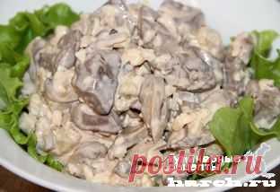 САЛАТ ИЗ КУРИНОЙ ПЕЧЕНИ С ГРИБАМИ И АНАНАСОМ