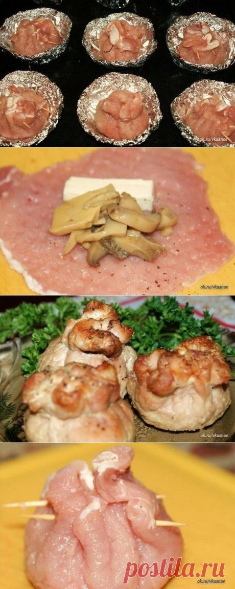 МЕШОЧКИ МЯСНЫЕ - С ГРИБАМИ И СЫРОМ !!!  **Свинина отбивную положить по хорошему ломтику сыра, на него нарезанные грибочки и пару долек чеснока(можно через пресс и перемешать с грибами).Собираем края отбивных в мешочек и связываем ниткой, я скалывала зубочистками.
Каждый мешочек кладем в фольгу, свернутую в виде пиалы(как на фото), солим, перчим и перекладываем в форму, накрываем фольгой. в духовку на 15мин, затем снимаем фольгу подрумяниваем 10-15мин.