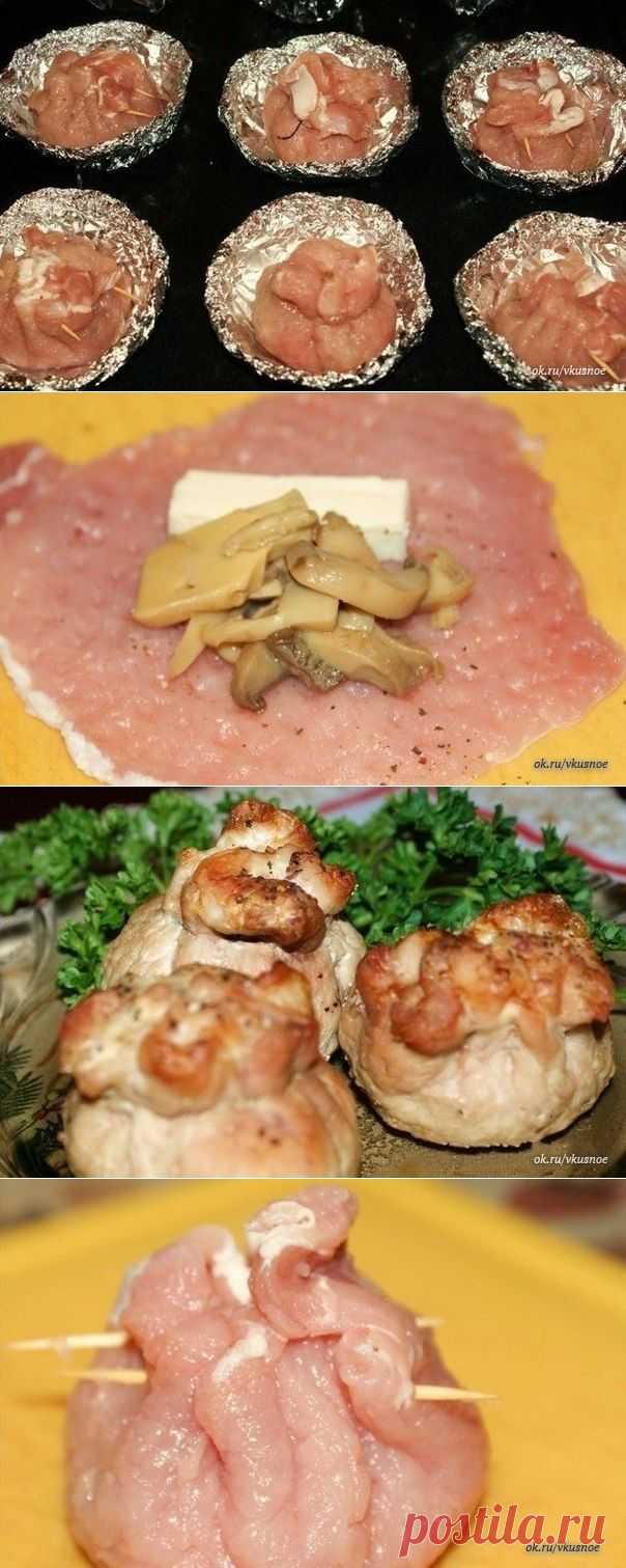МЕШОЧКИ МЯСНЫЕ - С ГРИБАМИ И СЫРОМ !!!  **Свинина отбивную положить по хорошему ломтику сыра, на него нарезанные грибочки и пару долек чеснока(можно через пресс и перемешать с грибами).Собираем края отбивных в мешочек и связываем ниткой, я скалывала зубочистками.
Каждый мешочек кладем в фольгу, свернутую в виде пиалы(как на фото), солим, перчим и перекладываем в форму, накрываем фольгой. в духовку на 15мин, затем снимаем фольгу подрумяниваем 10-15мин.