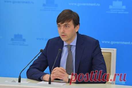 В Минпросвещения отреагировали на увольнение учительницы из-за стихов Хармса. Учительницу из гимназии № 168 в Санкт-Петербурге Серафиму Сапрыкину, которую якобы уволили после прочтения на уроке стихов Даниила Хармса и Александра Введенского, необходимо восстановить в правах. Так отреагировал на увольнение педагога глава Минпросвещения Сергей Кравцов, его цитирует ТАСС.