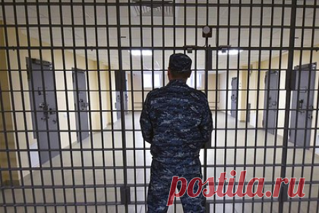 Пойманный ФСБ мужчина осужден за призывы к убийству президента России. Первый Восточный окружной военный суд вынес приговор 41-летнему жителю Прокопьевска, который публиковал в соцсети призывы к убийству президента России. В июле 2021 года во «ВКонтакте» он призывал пользователей к террористической деятельности, а именно — к посягательству на жизнь президента России.