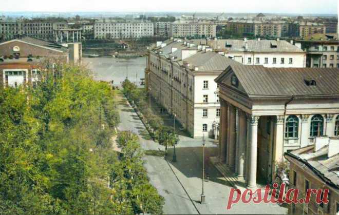 Калинин. 1960 годы. Библиотека имени А.М.Горького. Здание, впервые в стране построенное по оригинальному проекту по проекту архитекторов И. П. Изотова и Д. Н. Мельчакова специально для областной библиотеки. В проект главного входа здания органично были вписаны уцелевшие стены портика храма Знамения Божией Матери, разрушенного в годы войны.