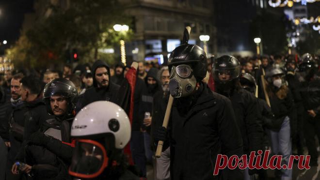 В Греции произошли задержания на акции памяти убитого подростка. В Афинах полиция попыталась разогнать многотысячную акцию памяти в честь 15-летнего Александроса Григоропулоса, убитого полицейским в 2008 году, Кадры с места происшествия опубликовал CNN. По данным телеканала, у места гибели подростка ...