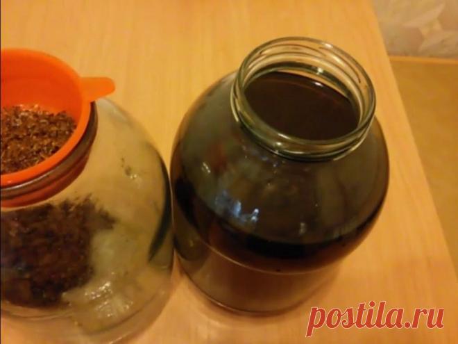 Друг занимается историческими реконструкциями, угостил меня классической настойкой Графа Разумовского: делюсь рецептом и как ее правильно пить Настойка на черноплодной рябине и шиповнике.
Ингредиенты:
Черноплодная рябина — 150 грамм
Шиповник — 100 грамм
Вода — 1 литр
Сахар — 3 столовых ложки
Приготовление:
Ягоды рябины и шиповника перебираем и моем.
Заливаем водой, доводим до кипения и кипятим на слабом огне 15 минут.
Затем настаиваем ночь в темном месте.
Утром процеживаем и добавляем сахар.
В…