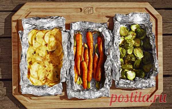 Готовим в фольге мясо, рыбу, овощи и даже десерт! Идеи для запекания | Милая Я Фольга - самая простая и доступная вещь из кухонных принадлежностей. На самом деле фольга почти уникальна. Она сохраняет натуральный вкус продуктов. Блюда, запеченные в фольге, всегда более правильные с точки зрения здорового питания. И кроме того, в ней все готовится быстрее! Весной и летом готовить в фольге можно на решетке уличного гриля. У нас получились отменные овощи, мидии, рыба, курица и...