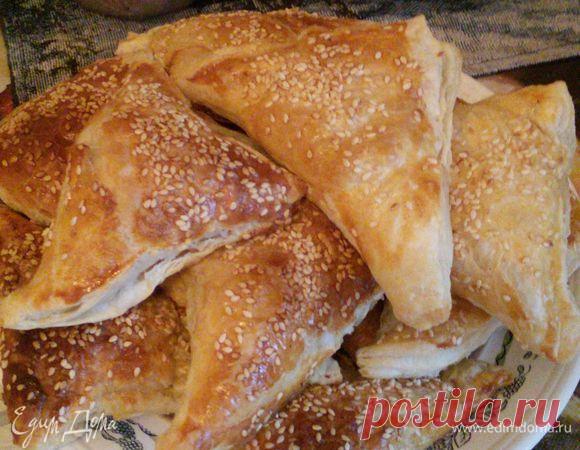 Слоеные треугольники с беконом и сыром. Ингредиенты: тесто слоеное бездрожжевое, бекон, сыр твердый | Официальный сайт кулинарных рецептов Юлии Высоцкой