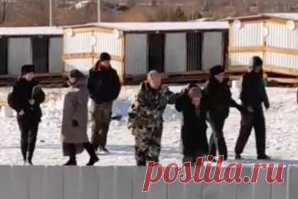 В России мужчина оттаскал зоозащитницу за шиворот и попал на видео. В Забайкальском крае сотрудник приюта для собак напал на зоозащитницу. На кадрах видно, как он схватил женщину за шиворот и повалил на землю. В воскресенье, 3 декабря, зоозащитники заблокировали проезд к приюту «Пять звезд», где, по их словам, животных хотели поместить в рефрижераторы. Владельцы приюта отрицают это.