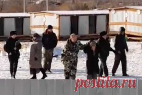 В России мужчина оттаскал зоозащитницу за шиворот и попал на видео. В Забайкальском крае сотрудник приюта для собак напал на зоозащитницу. На кадрах видно, как он схватил женщину за шиворот и повалил на землю. В воскресенье, 3 декабря, зоозащитники заблокировали проезд к приюту «Пять звезд», где, по их словам, животных хотели поместить в рефрижераторы. Владельцы приюта отрицают это.