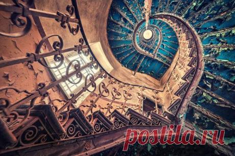 Лестница в опустевшем замке