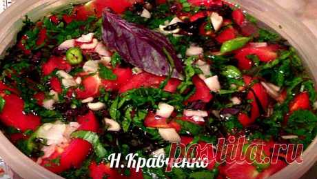 МАЛОСОЛЬНЫЕ ПОМИДОРЫ
автор [id169961658|Наталья Кравченко]

5-6 крупных помидоров разрезать на дольки, сложить в емкости, удобные для вас (банки, пластиковые контейнеры). Порезать чеснок (8-10 зубчиков), измельченный стручковый, жгучий перец (можно без него) - по вкусу, зелень (петрушка, базилик, орегано) и добавить все к помидорам. 

ПРИГОТОВИТЬ РАССОЛ: На 1,5 л воды - 2 ст.л. сахара, 3 ст.л. соли, 3 ст.л. растительного масла, закипятить, слегка остудить и залить теплым в...