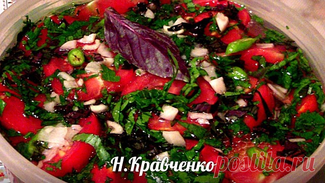 МАЛОСОЛЬНЫЕ ПОМИДОРЫ
автор [id169961658|Наталья Кравченко]

5-6 крупных помидоров разрезать на дольки, сложить в емкости, удобные для вас (банки, пластиковые контейнеры). Порезать чеснок (8-10 зубчиков), измельченный стручковый, жгучий перец (можно без него) - по вкусу, зелень (петрушка, базилик, орегано) и добавить все к помидорам. 

ПРИГОТОВИТЬ РАССОЛ: На 1,5 л воды - 2 ст.л. сахара, 3 ст.л. соли, 3 ст.л. растительного масла, закипятить, слегка остудить и залить теплым в...