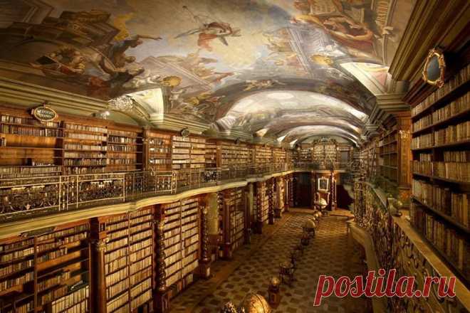 Барочный книжный зал пражского Клементинума признан самой красивой библиотекой в мире. 
Барочная библиотека начала работать в 1722 году для нужд иезуитского университета. В 1777 году   Animedia Company