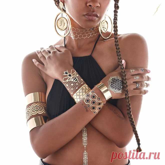 В линейку певицы и бренда Flash Tattoos вошло 57 татуировок — начиная от незамысловатых надписей «Безупречный» и «Безумно влюбленный», заканчивая сложными разноцветными узорами, пистолетами и пчелами. Украшать ими можно абсолютно все части тела — пистолеты на плечо, пчелиные соты — на шею, многогранные браслеты — на руки, кольца в виде насекомых — на пальцы.