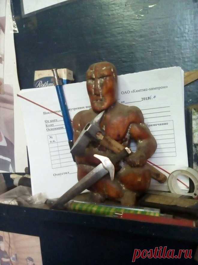 Сделал ему меч и топор. Меч из кованой рессорной стали, наборная кожаная рукоять, гарда р навершие из латуни. Топор -слесарная работа, ручка дубовая.