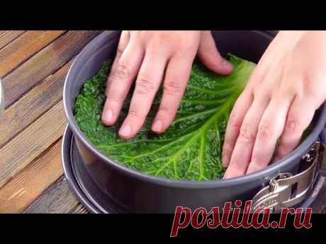Выкладываем форму капустными листами и накрываем начинкой. Просто и вкусно!