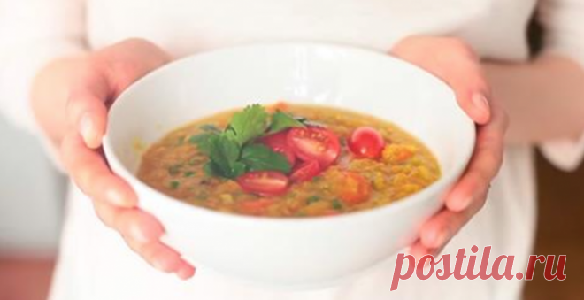 Вкусный чечевичный суп готовится без мяса потому что чечевиц по содержанию белка его заменяет
=
    соль по вкусу;
    чечевица красная — 1 чашка;
    морковь — 2 штуки;
    щепотка чили-порошка;
    одна репчатая луковица;
    чеснок — 3-4 зубчика;
    небольшой кусочек имбиря;
    горсть помидоров черри;
    чайная ложка карри;
    куркума — 1 чайная ложка;
    0,5 чайной ложки молотого кориандра (по вкусу);
    пучок кинзы.