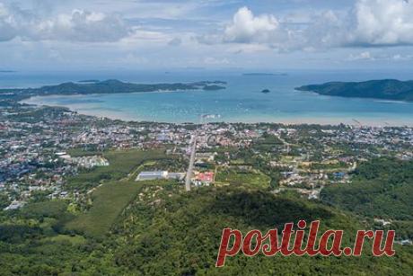 Таец домогался туристки в туалете вокзала на Пхукете и сбежал при виде монаха. Водитель автобуса домогался иностранной туристки на Пхукете. Таец напал на путешественницу в женском туалете на автовокзале и начал сексуально домогаться ее. Женщина закричала, проходивший мимо монах услышал шум и поспешил вмешаться. При виде служителя водитель скрылся.