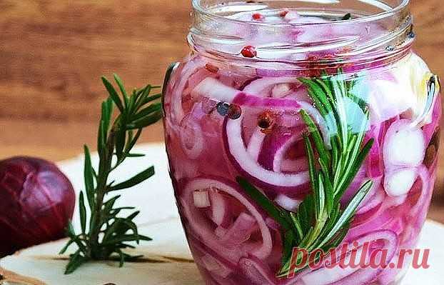 Маринованный лук в банке: узнала об этом рецепте у шеф-повара на Мальдивах.

ИНГРЕДИЕНТЫ:
Лук красный — 4 шт
Сахар — 3 ст.ложки
Соль — ½ ст.ложки
Винный уксус — 50 мл
Вода — 200 мл.
Черный перец горошком — 5 шт

Самый презентабельный маринованный лук получается из красного. Согласитесь, розовые колечки смотрятся лучше. Вся красота маринованного лука в нарезке.