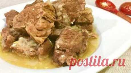 МЯСО ПО-КРЕМЛЕВСКИ - Все о кухне - медиаплатформа МирТесен Пищевые ингредиенты, которые будут нужны: говядина 1 кг лук 1 кг чеснок10 зубчиков вода 150 мл сливочное масло200 гр. соль 1 ст. л. сахар 1 ст. л. 9%-й уксус1 ст. л. Как приготовить, рецепт