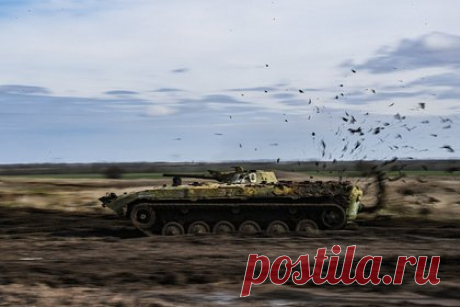 В зоне СВО заметили «Басурманина» с дополнительной защитой. Модернизированную боевую машину пехоты БМП-1АМ «Басурманин» с дополнительной защитой заметили в зоне проведения специальной военной операции. Машина получила комплект дополнительного бронирования, решетчатые экраны и козырек для защиты от дронов. БМП-1АМ несет модуль с пушкой и пулеметом.