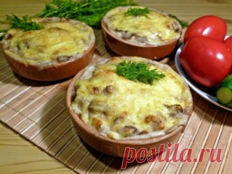 Жульен.
Быстрый в приготовлении и очень нежный на вкус жульен с курицей и грибами.
Ингредиенты:
- 2 куриных грудки
- 300 г шампиньонов
- 200 г сметаны
- 100 г сыра
- соль, перец
- растительное масло для жарки