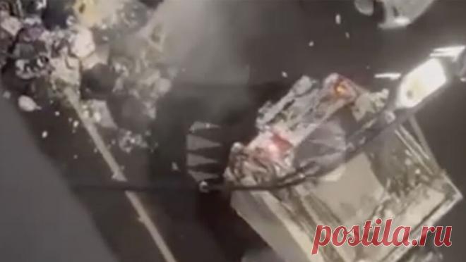 В центре Москвы взорвался мусоровоз. Неизвестный предмет взорвался в кузове мусоровоза в центре Москвы, сообщает Telegram-канал "Осторожно, Москва". Инцидент произошел на Ленинском проспекте, в результате взрыва отходы выпали на проезжую часть. Пожарные оперативно ...