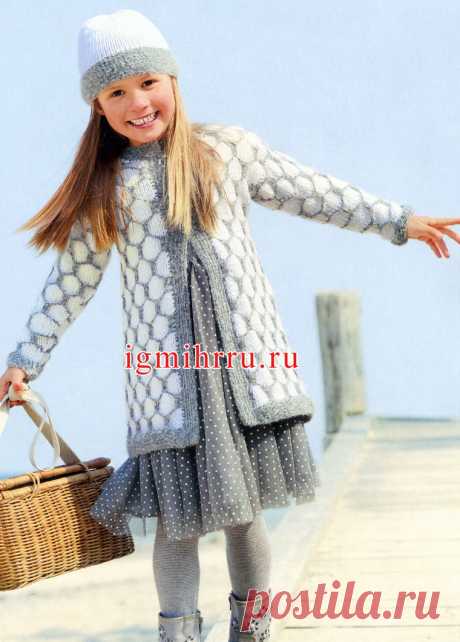 Для девочки 4-10 лет. Теплый жакет с узором «соты», дополненный шапочкой. Вязание спицами для детей
