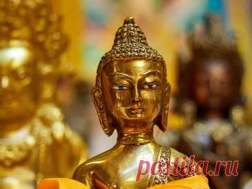 Будда спустился на землю, чтобы напомнить: мудрость — это не уход от мира, а помощь другим. Пусть этот день принесёт вам осознание внутренней силы и желания творить добро!
Открытки на День нисхождения Будды Шакьямуни из рая 33 божеств. Открытки на Лхабаб Дуйсен.