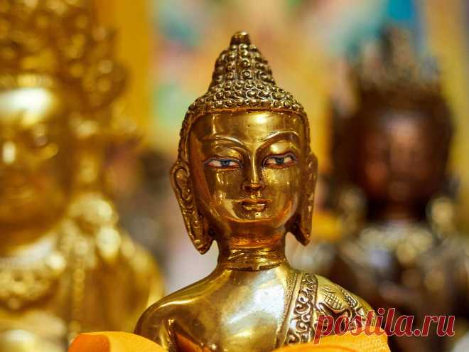 Будда спустился на землю, чтобы напомнить: мудрость — это не уход от мира, а помощь другим. Пусть этот день принесёт вам осознание внутренней силы и желания творить добро!
Открытки на День нисхождения Будды Шакьямуни из рая 33 божеств. Открытки на Лхабаб Дуйсен.