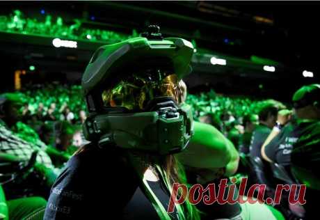 Электронные развлечения на выставке Electronic Entertainment Expo 2017 | Чёрт побери С 10 по 14 июня 2017 года в Лос-Анджелесском конференц-центре проходила 23-я выставка электронных развлечений Electronic Entertainment Expo 2017. Посетитель выставки в шлеме a Halo Master Chief в ожидании брифинга для СМИ Microsoft Xbox. Посетители выставки играют в видеоигру «Destiny 2» на графических картах Nvidia. Посетитель выставки играет в видеоигру. Реклама новой серии компьютерной ...