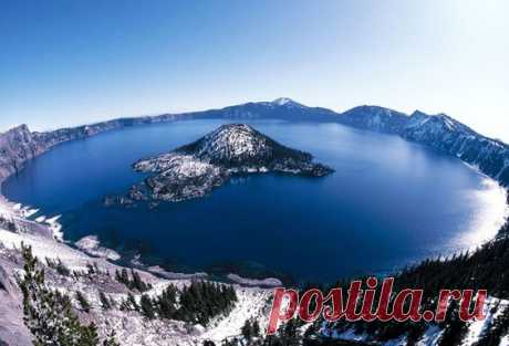 Giant crater lake - The crater lake at Crater Lake National Park in Oregon was formed about 150 years ago by the collapse of the volcano Mount Mazama. PIC BY FRANCOIS GOHIER / ARDEA / CATERS NEWS  |  Pinterest • Всемирный каталог идей