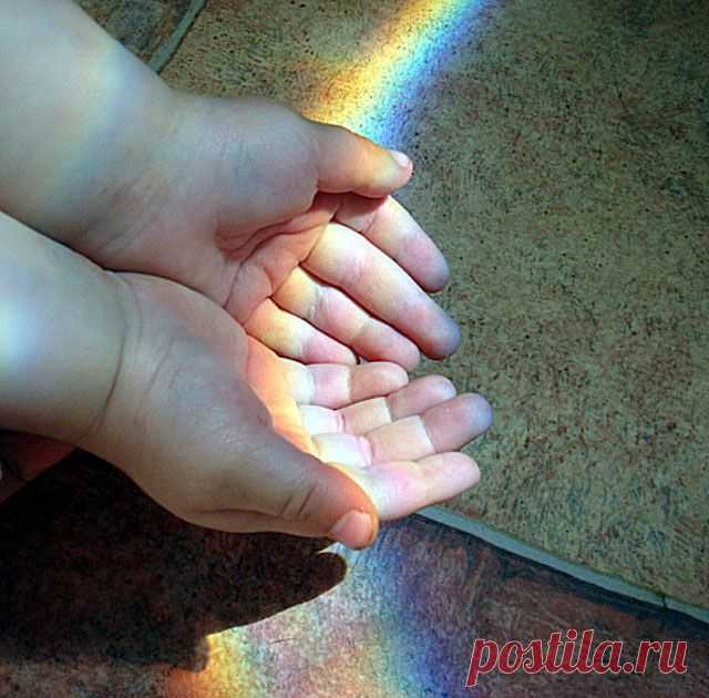 Мы верили, что поймаем радугу,
Оседлаем ветер и умчимся к солнцу,
Уплывём на кораблях чудес...

Но жизнь не штурвал,
Она сковывает нас стальными цепями...
Так благослови же меня!

Наступи же, рассвет!