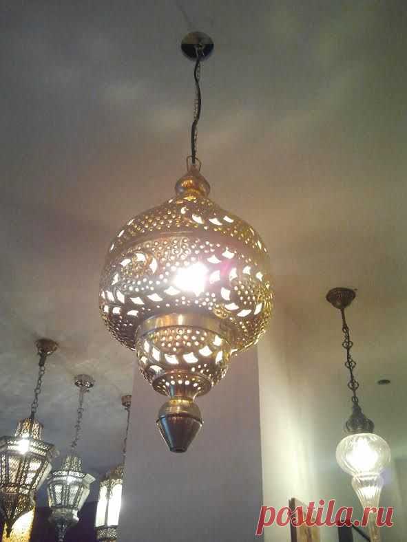 Разнообразить или украсить интерьер помогут ажурные светильники ручной работы  мастеров из Марокко. Нежные ажурные тени на стенах, на столе придают комнате уют