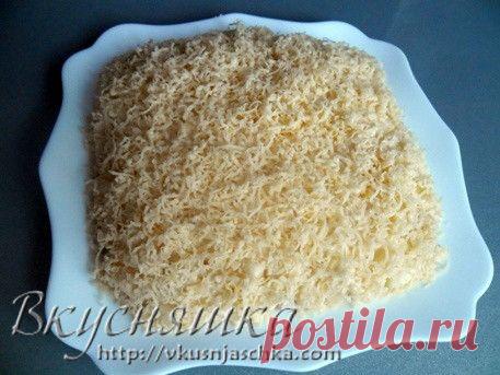 Салат с ананасами и копченой курицей