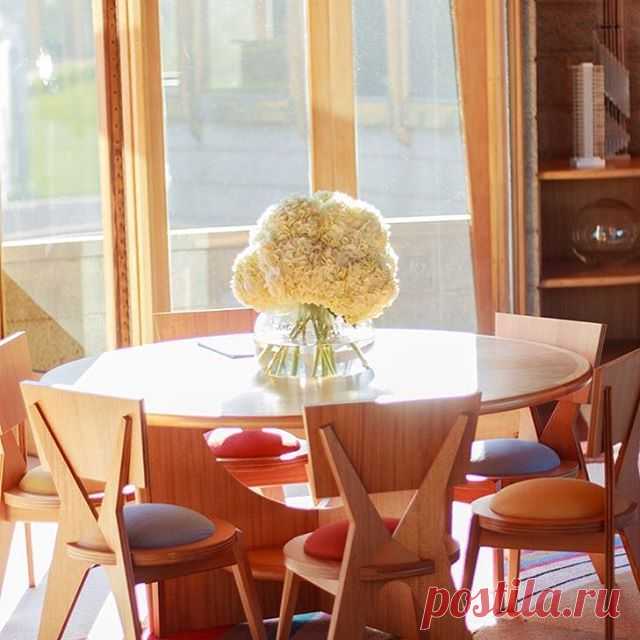 #Sunday vibes done #wright.
.
.
.
#flowers #instaflower #interiordesign #franklloydwright #davidwrighthouse #housebeautiful #naturallight #architecturephotography #modernarchitecture #modern #arcadia #az #phoenix #marchballoons 🎈🏡