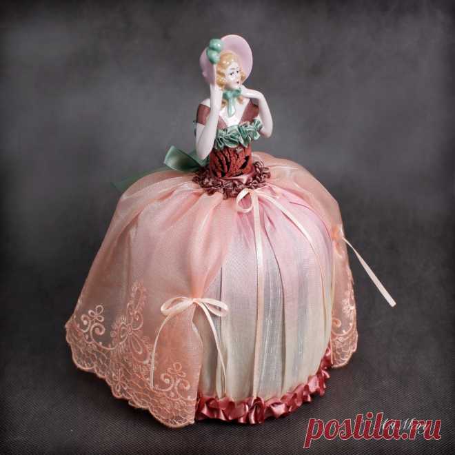 Изящные старинные игольницы из фарфора