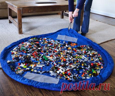 Мешок-коврик для чистой детской. Мешок-коврик поможет навести порядок в детской. 
Оригинальные и удобные мешки-коврики можно приобрести в интернет-магазинах, специализирующихся на продаже товаров для детей. Если такую вещь найти не удалось, то сшить ее не составит труда. Понадобится плотная ткань и надежный шнур. Из ткани нужно вырезать круг подходящего размера и вдоль его края пришить с двух сторон полоску ткани. Остается только продеть в тканевый "туннель" шнур, и коври-...