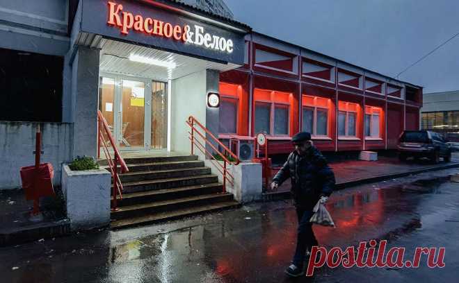 Сеть «К&Б» в Кузбассе перестала продавать алкоголь. В Кемеровской области сеть «Красное и белое» приостановила продажу крепкого алкоголя из-за истечения срока лицензии, сообщает «Интерфакс» со ссылкой на сотрудников магазинов сети.